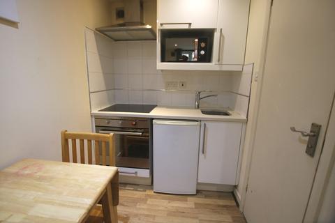Studio to rent, Ash Grove, London