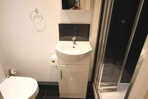 Studio to rent, Ash Grove, London