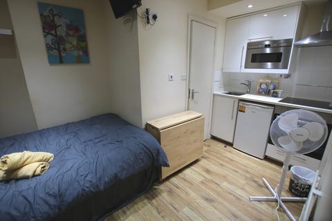 Studio to rent, High Road, London