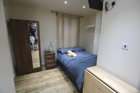 Studio to rent, High Road, London