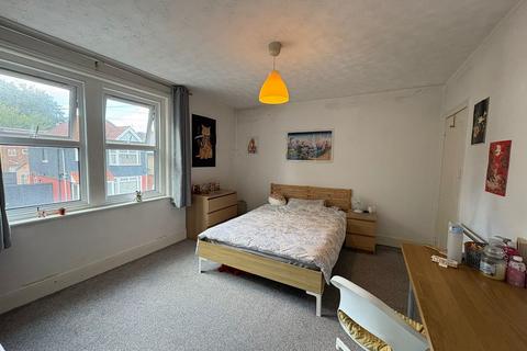 4 bedroom end of terrace house to rent, Woodside Road, Southampton