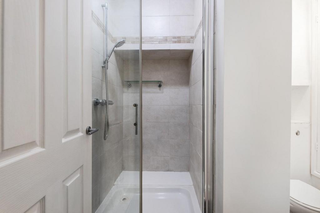 Flat 2, 22 The Paragon BA1 5 LY-10.jpg