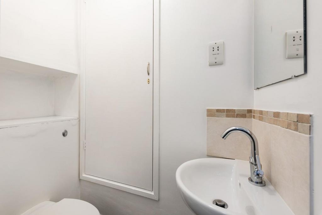 Flat 2, 22 The Paragon BA1 5 LY-11.jpg