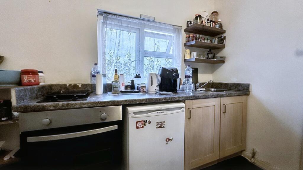 Compact kitchen with marble-effect worktops, in...