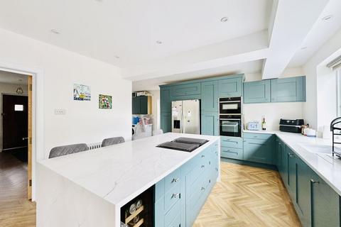 5 bedroom detached house to rent, Sunnybank, Epsom