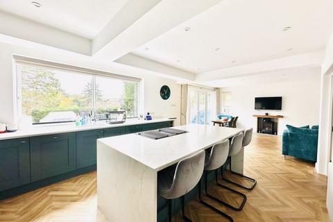 5 bedroom detached house to rent, Sunnybank, Epsom