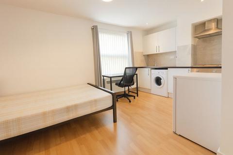 Studio to rent, High Road, Wood Green N22