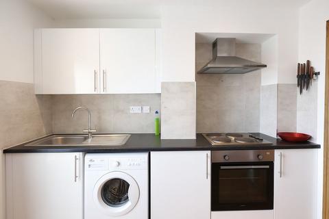 Studio to rent, High Road, Wood Green N22