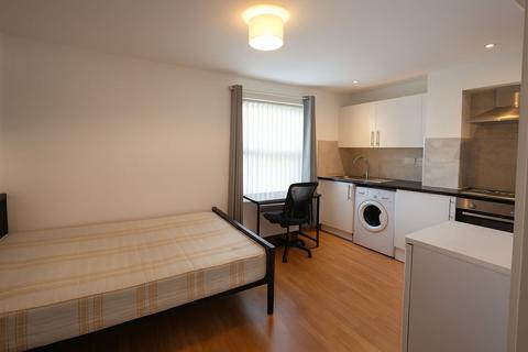 Studio to rent, High Road, Wood Green N22