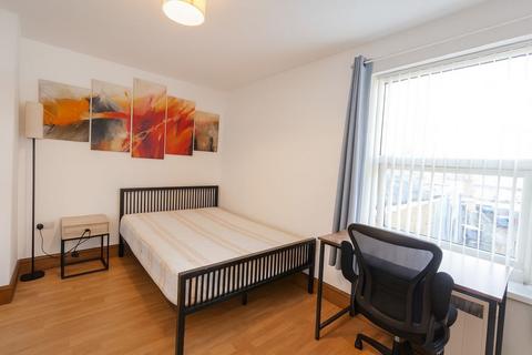 Studio to rent, High Road, Wood Green N22