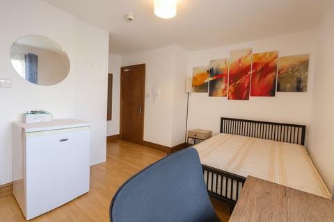 Studio to rent, High Road, Wood Green N22