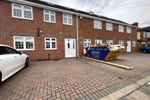 6 bedroom semi-detached house to rent, Melbury Avenue, Southall,UB2