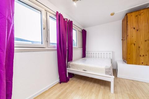 undefined, Timsbury Walk, Roehampton, London
