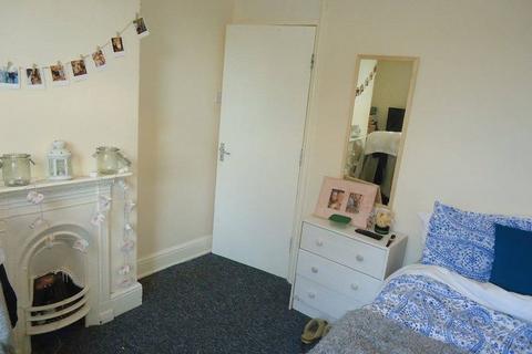 5 bedroom terraced house to rent, Mackintosh Place, Cardiff CF24