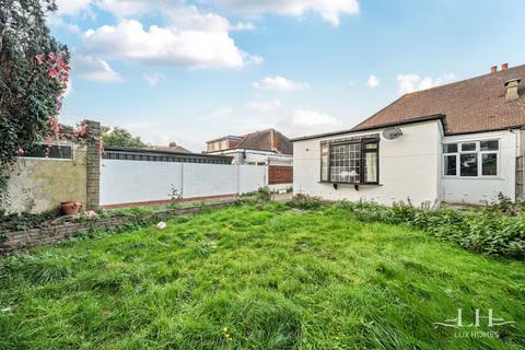 30 Adelaide Gardens, Romford, RM6 6SS
