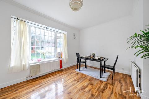 30 Adelaide Gardens, Romford, RM6 6SS