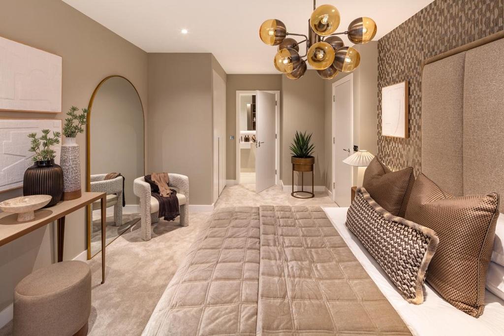 Impressive main bedroom