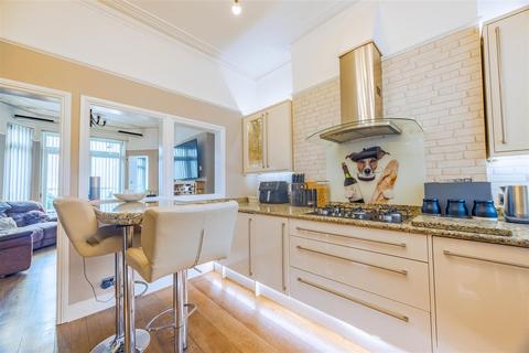 2 bedroom apartment for sale, CLIFTON DRIVE, Westcliff-On-Sea