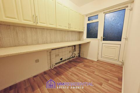 3 bedroom semi-detached house to rent, Fenham Hall Drive, Fenham NE4