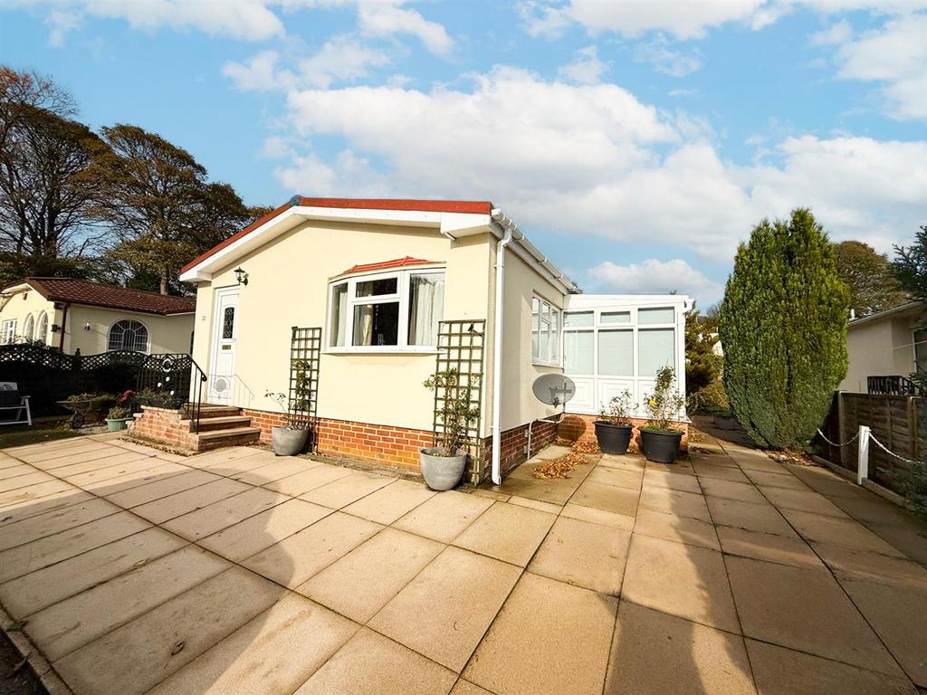 2 bed park home. Silsden