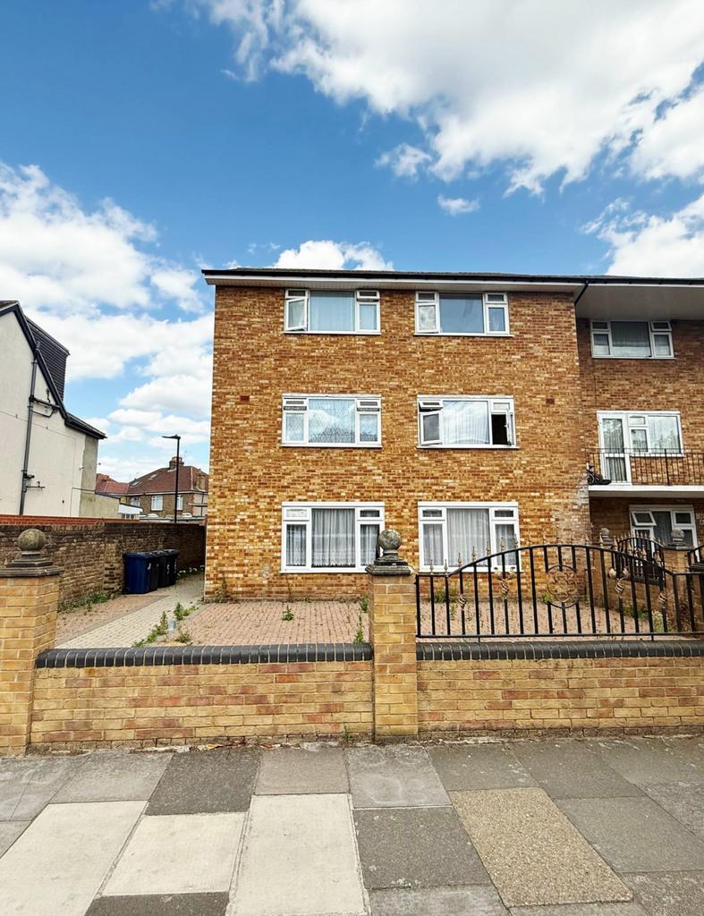 3 bedroom flat for sale