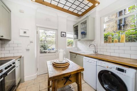 2 bedroom flat for sale, Queenstown Road, London SW8