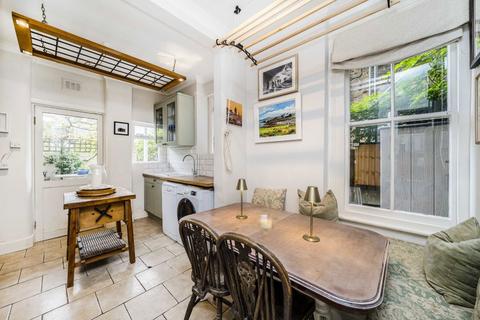 2 bedroom flat for sale, Queenstown Road, London SW8