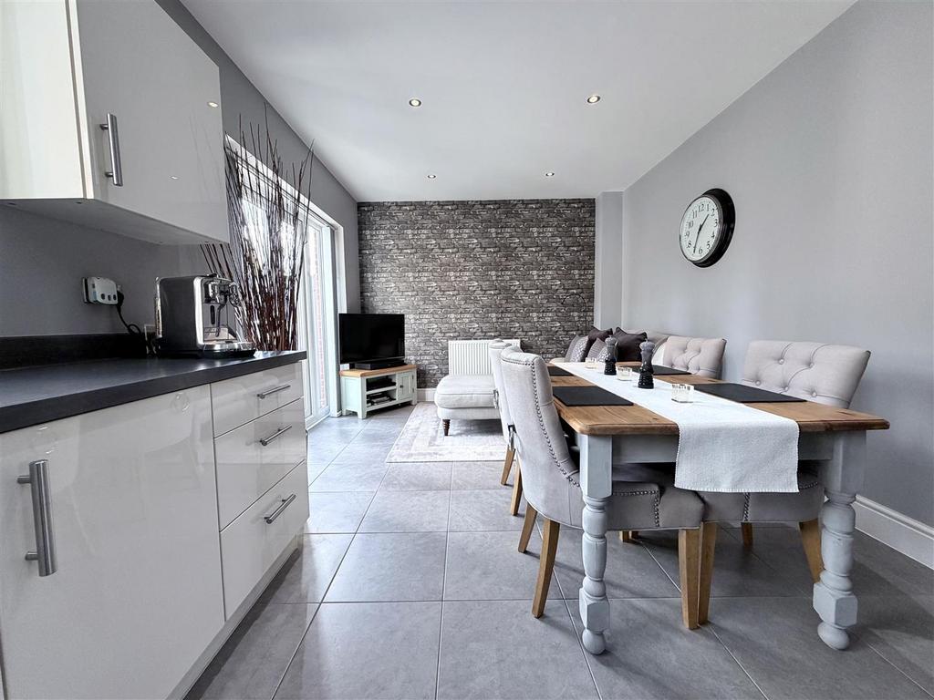 Spacious Dining Kitchen