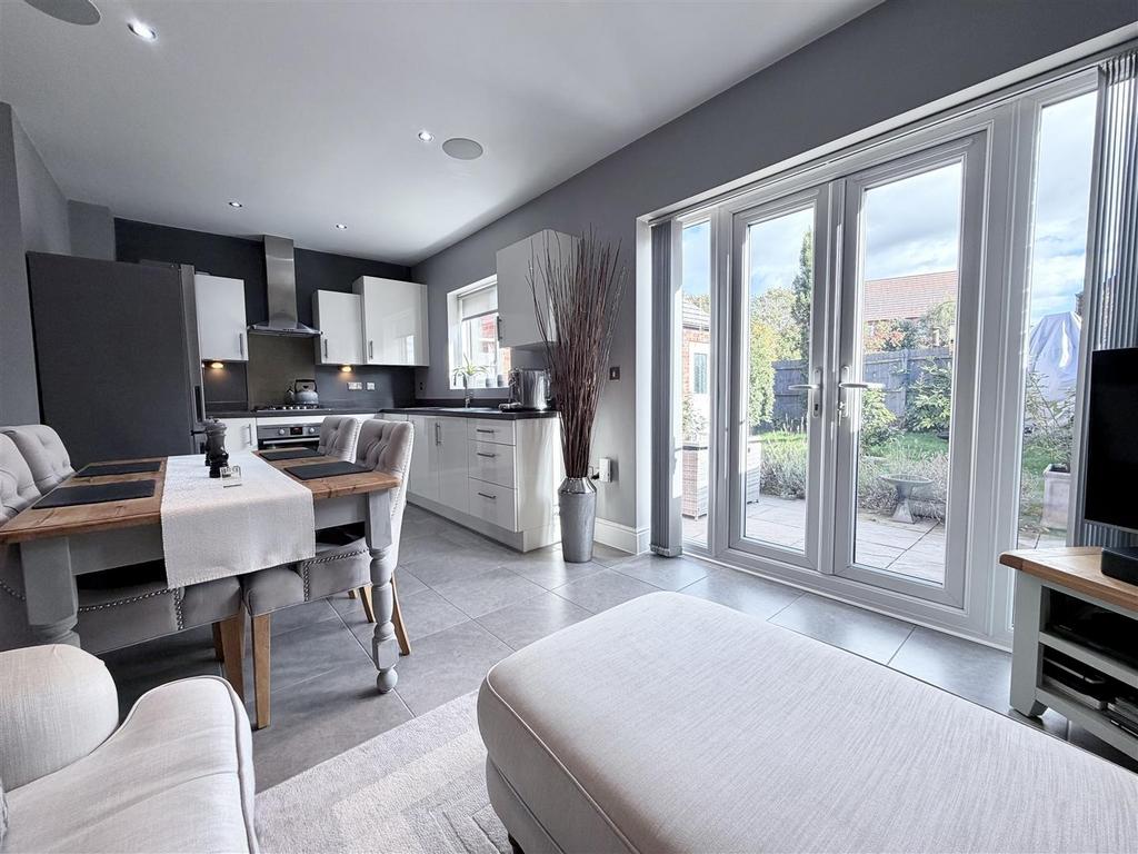 Spacious Dining Kitchen