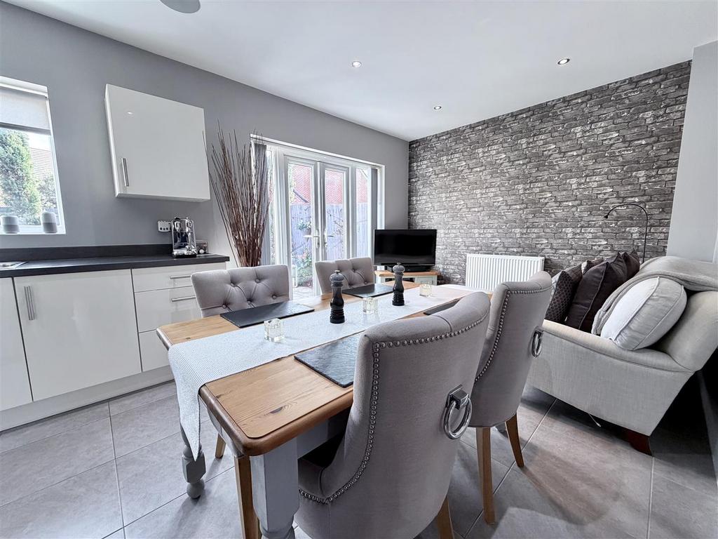 Spacious Dining Kitchen