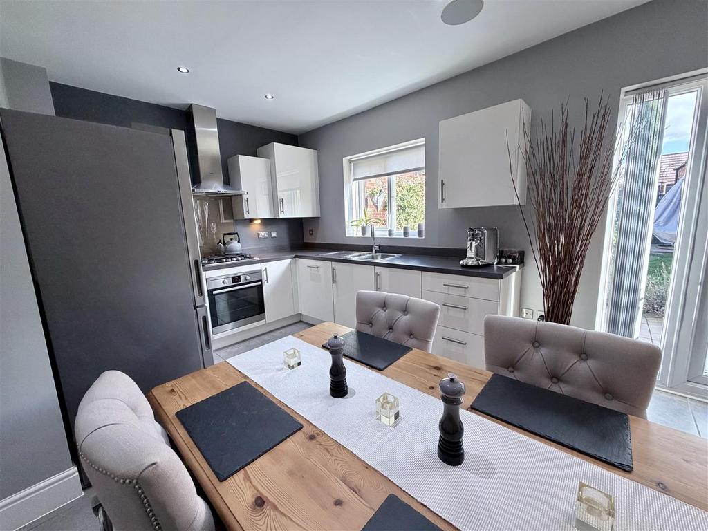 Spacious Dining Kitchen