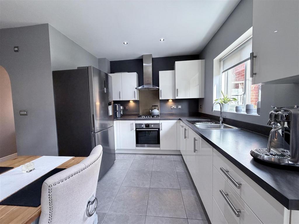 Spacious Dining Kitchen