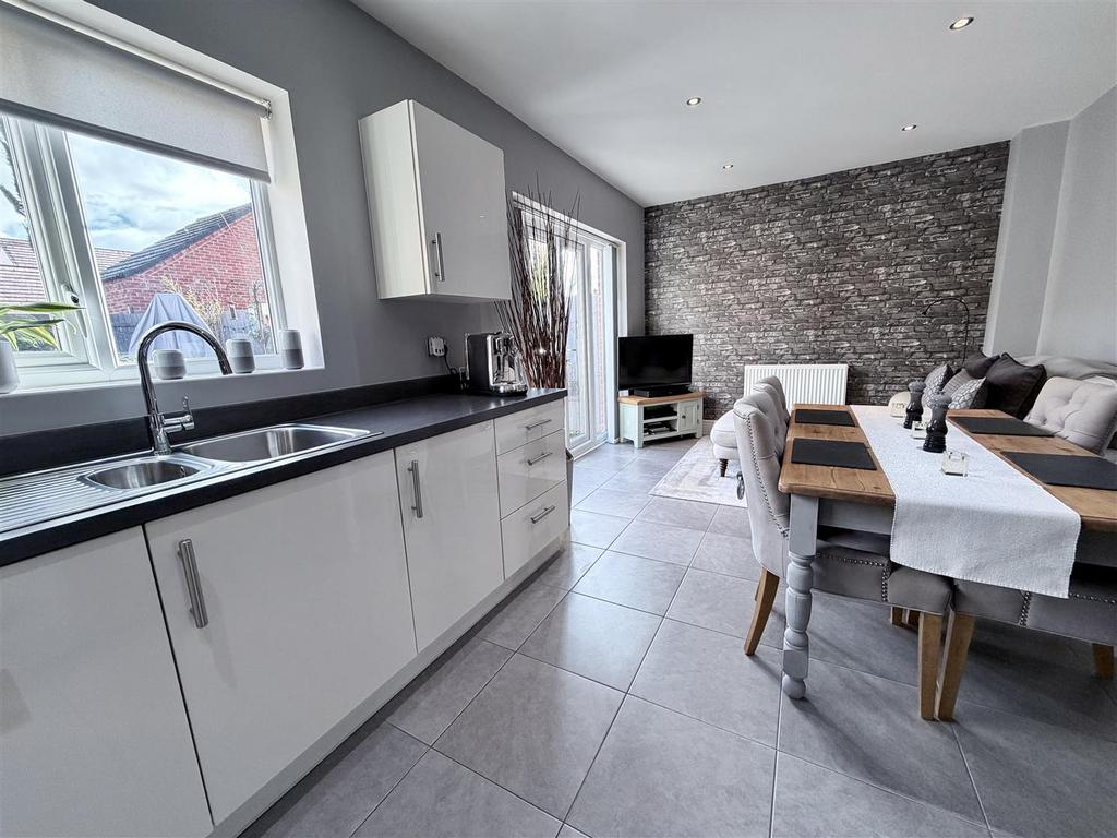 Spacious Dining Kitchen