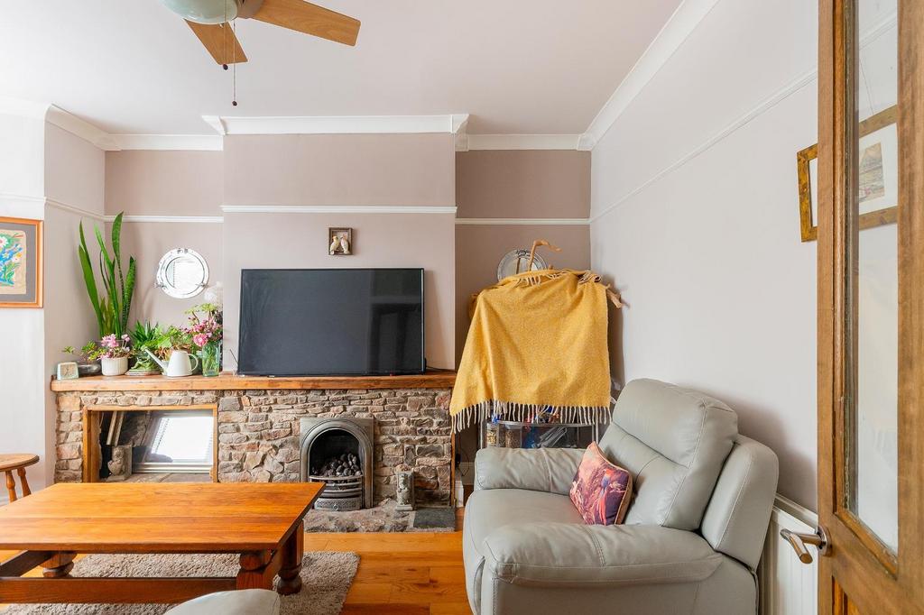 0 W1 SSE - Living Room D.jpg