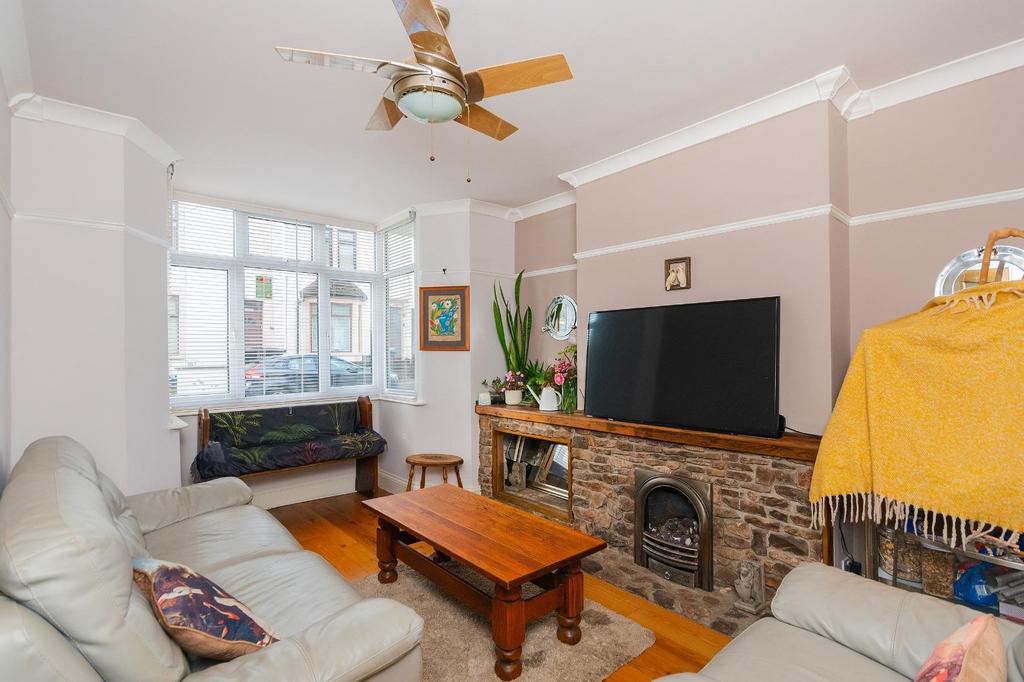 0 W1 SSE - Living Room C.jpg