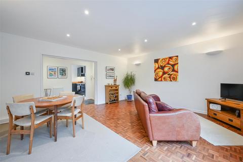 5 Denewood, Epsom, KT17 4DL