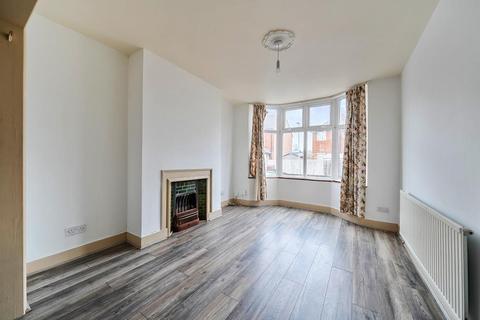 3 bedroom end of terrace house to rent, Highbridge Road,  Aylesbury,  HP21