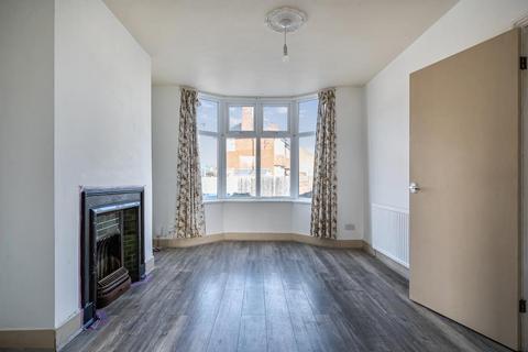 3 bedroom end of terrace house to rent, Highbridge Road,  Aylesbury,  HP21