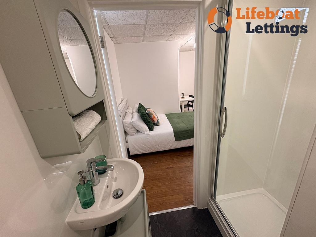 Double ensuite bedroom b