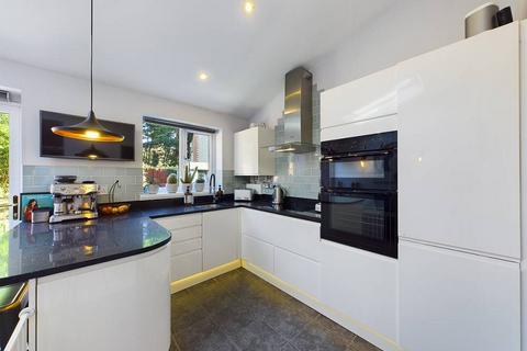 4 bedroom semi-detached house to rent, Clos-Y-Broch, Thornhill, Cardiff. CF14 9EZ