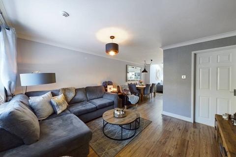 4 bedroom semi-detached house to rent, Clos-Y-Broch, Thornhill, Cardiff. CF14 9EZ