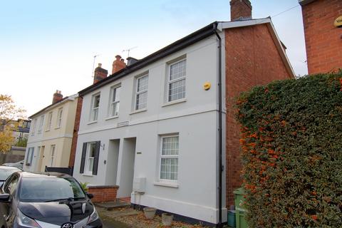 2 bedroom semi-detached house to rent, Leckhampton
