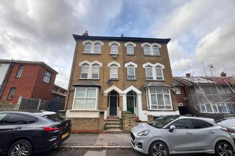 2 bedroom flat to rent, 128 Maybank Road, Woodford,