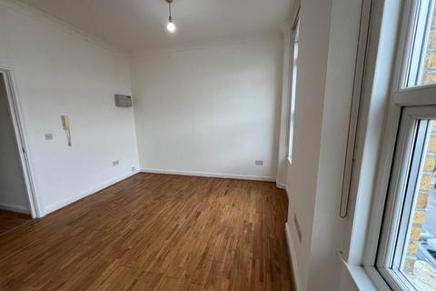 2 bedroom flat to rent, 128 Maybank Road, Woodford,
