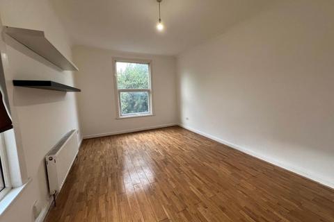 2 bedroom flat to rent, 128 Maybank Road, Woodford,