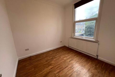 2 bedroom flat to rent, 128 Maybank Road, Woodford,