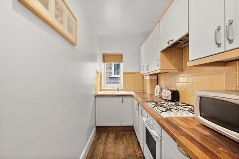 3 bedroom flat to rent, Walm Lane, London, NW2
