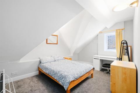 3 bedroom flat to rent, Walm Lane, London, NW2