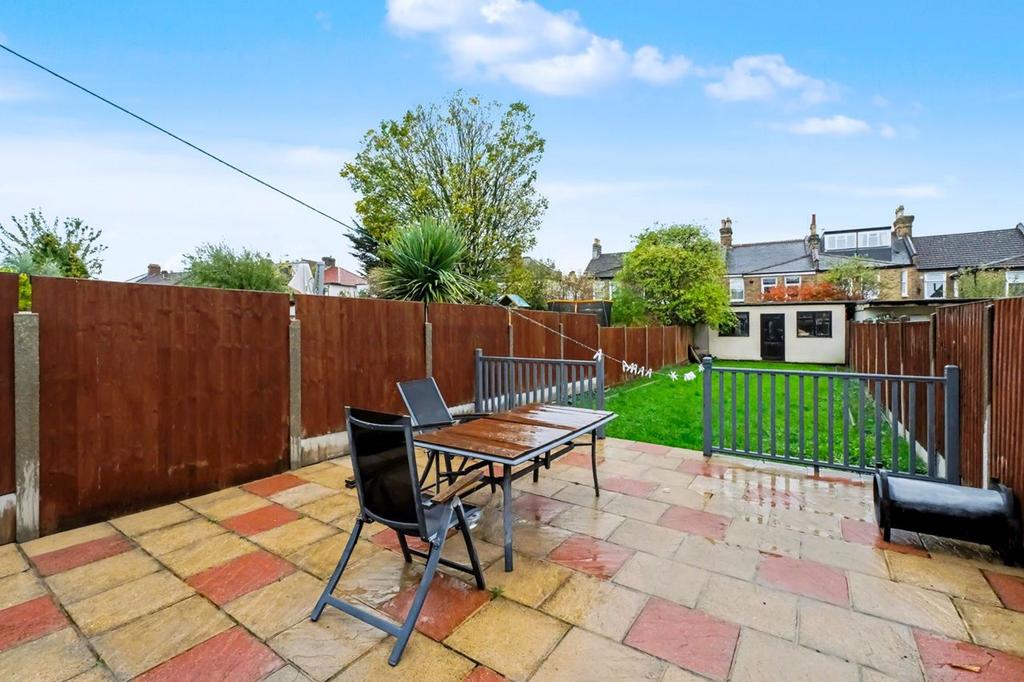 Colchester Road E10