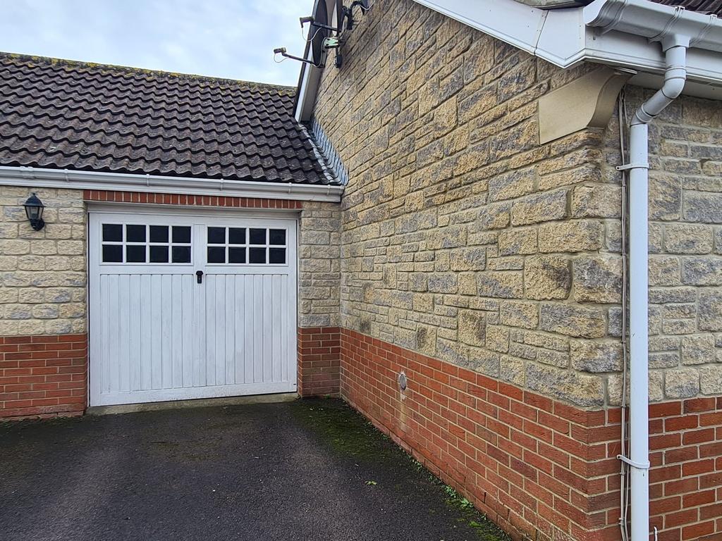 Drive & Garage